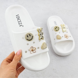 Flip -flops de spumă pe plaja piscinei de pe platforma albă decorată Vinceza 76055 1