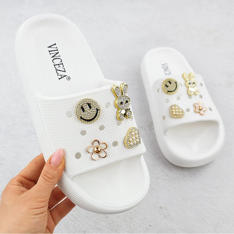 Flip -flops de spumă pe plaja piscinei de pe platforma albă decorată Vinceza 76055 1