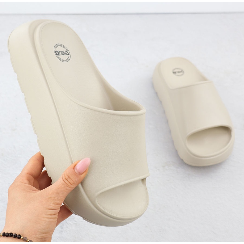 Flip -flops pentru femei pe o platformă groasă de la piscină Beige News 7303 bej 1 Flip -flops pentru femei pe o platformă groasă de la piscină Beige News 7303 bej 1