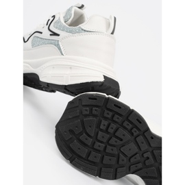 Shelvt Adidași albi și verzi cu inserții decorative 1