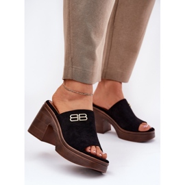 Vinceza Papuci pentru femei pe un călcâi masiv cu un detaliu de aur al lui Vincez 17400 Negru 2