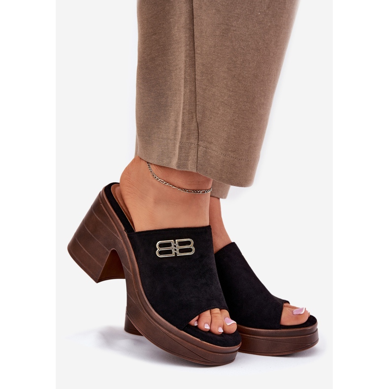 Vinceza Papuci pentru femei pe un călcâi masiv cu un detaliu de aur al lui Vincez 17400 Negru 1