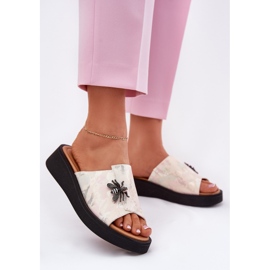 Papuci din piele pentru femei cu o broșă Vinceza 66752 Beige bej 2