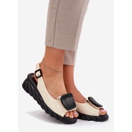 Sandale pentru femei lăcuite din piele cu decorare antică Artiker 56C1567 bej 1 Sandale pentru femei lăcuite din piele cu decorare antică Artiker 56C1567 bej 1