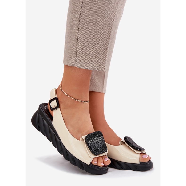 Sandale pentru femei lăcuite din piele cu decorare antică Artiker 56C1567 bej 1 Sandale pentru femei lăcuite din piele cu decorare antică Artiker 56C1567 bej 1