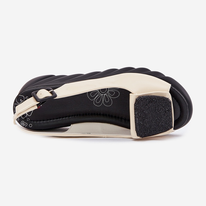 Sandale pentru femei lăcuite din piele cu decorare antică Artiker 56C1567 bej 2 Sandale pentru femei lăcuite din piele cu decorare antică Artiker 56C1567 bej 2