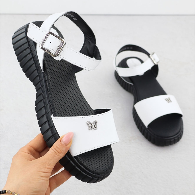 Sandale din piele pentru femei pe o talpă groasă cu un fluture alb Filippo DS6811 1