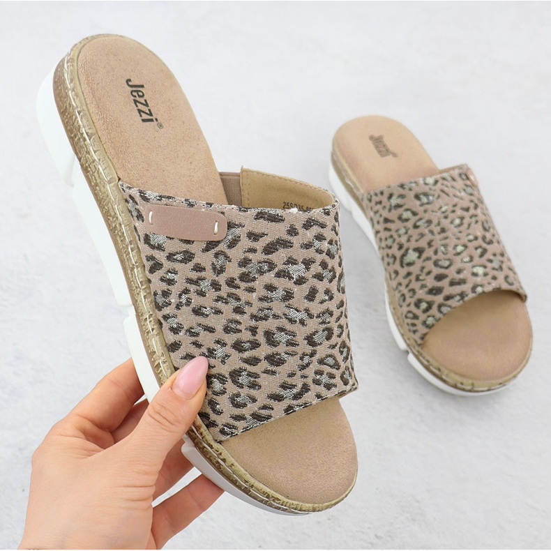 Flip -flops pentru femei pe un imprimeu leopard Jezzi 8832 bej 1