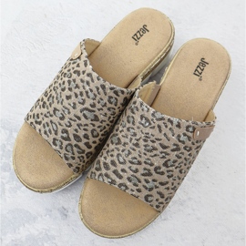 Flip -flops pentru femei pe un imprimeu leopard Jezzi 8832 bej 3