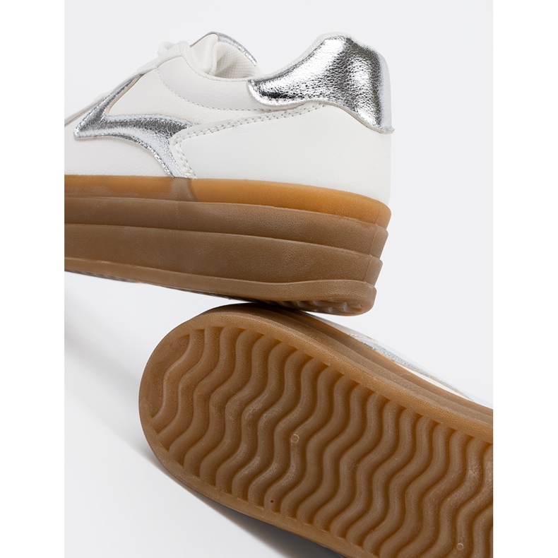 Shelvt Adidași albi pentru femei cu inserții de argint 2