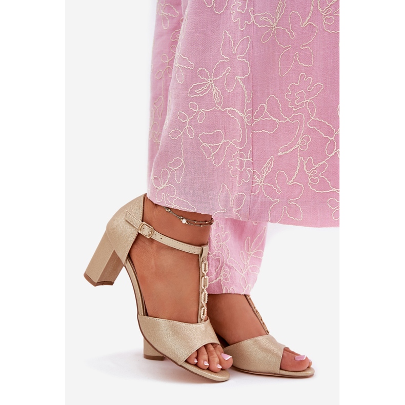 EVento Sandale pentru femei pe post cu o centură decorativă din piele ecologică de aur 1 EVento Sandale pentru femei pe post cu o centură decorativă din piele ecologică de aur 1