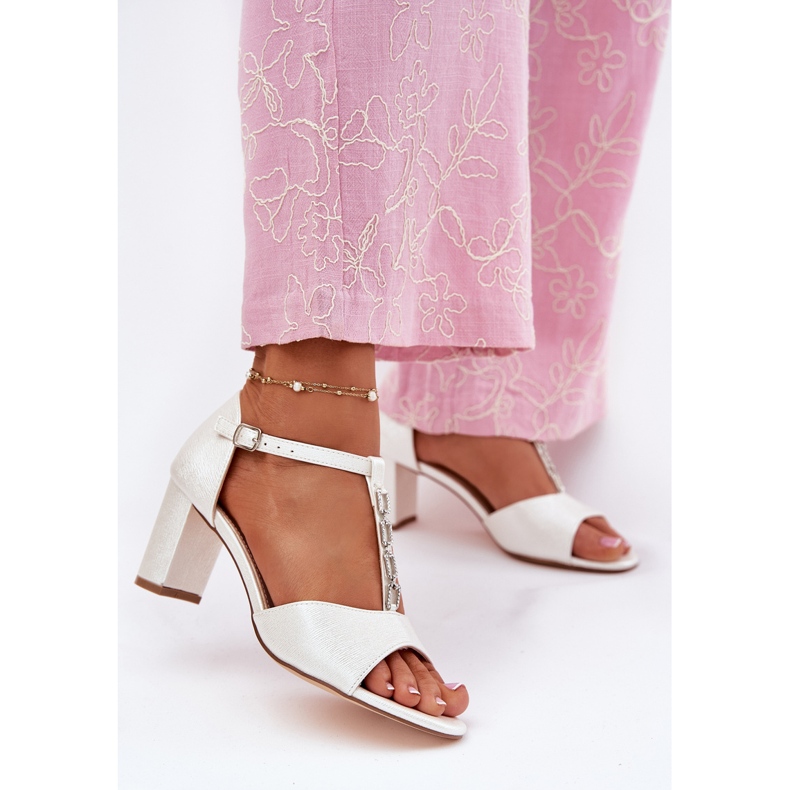 EVento Sandale pentru femei pe postare cu un gust decorativ de poveste din piele eco alb 2 EVento Sandale pentru femei pe postare cu un gust decorativ de poveste din piele eco alb 2