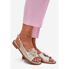 S.Barski Sandale pentru femei cu toc plat cu un detaliu decorativ S. Barski KV51-080 PLN de aur 1