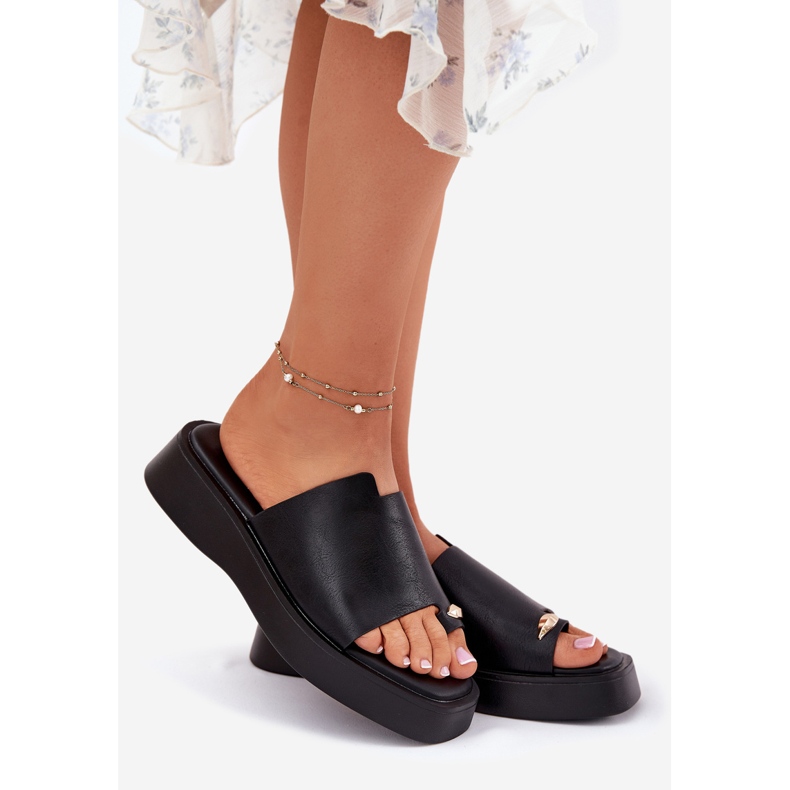 EVento Flip -flops pentru femei pe platformă cu un detaliu decorativ negru 1