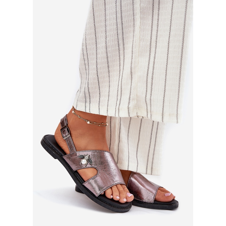 Sandale pentru femei plate cu un Vinceza decorativ 17378 Detaliu argintiu 1 Sandale pentru femei plate cu un Vinceza decorativ 17378 Detaliu argintiu 1