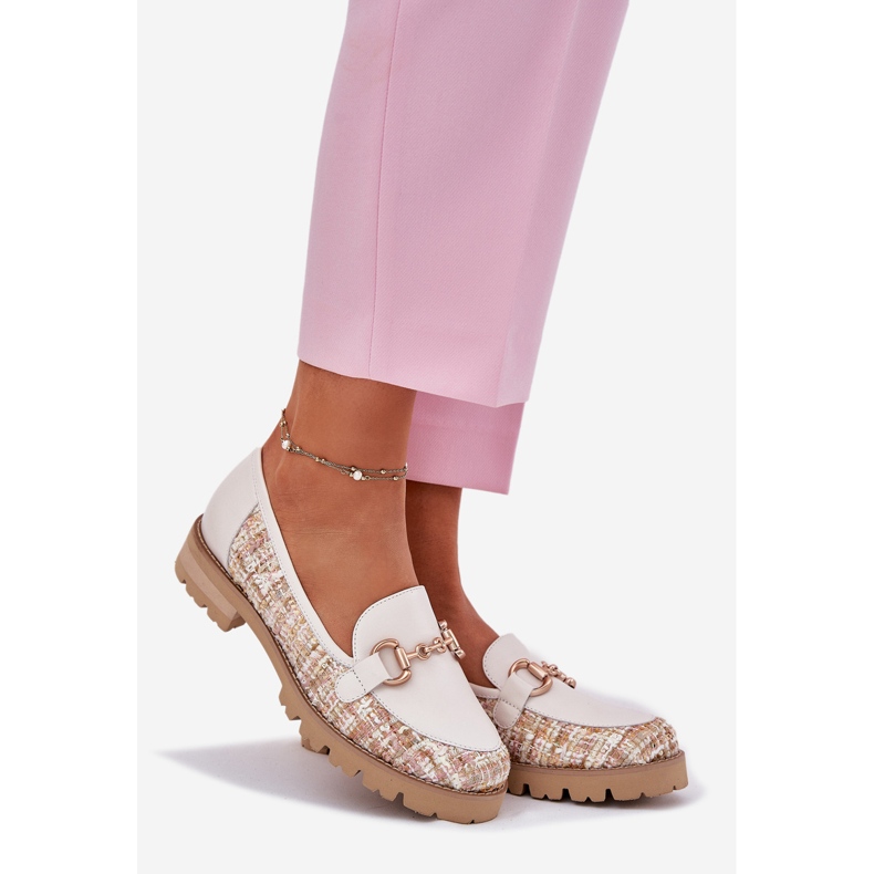 Plăceri din piele pentru femei cu un detaliu de aur Laura Messi 2938 Beige ușor bej 1 Plăceri din piele pentru femei cu un detaliu de aur Laura Messi 2938 Beige ușor bej 1