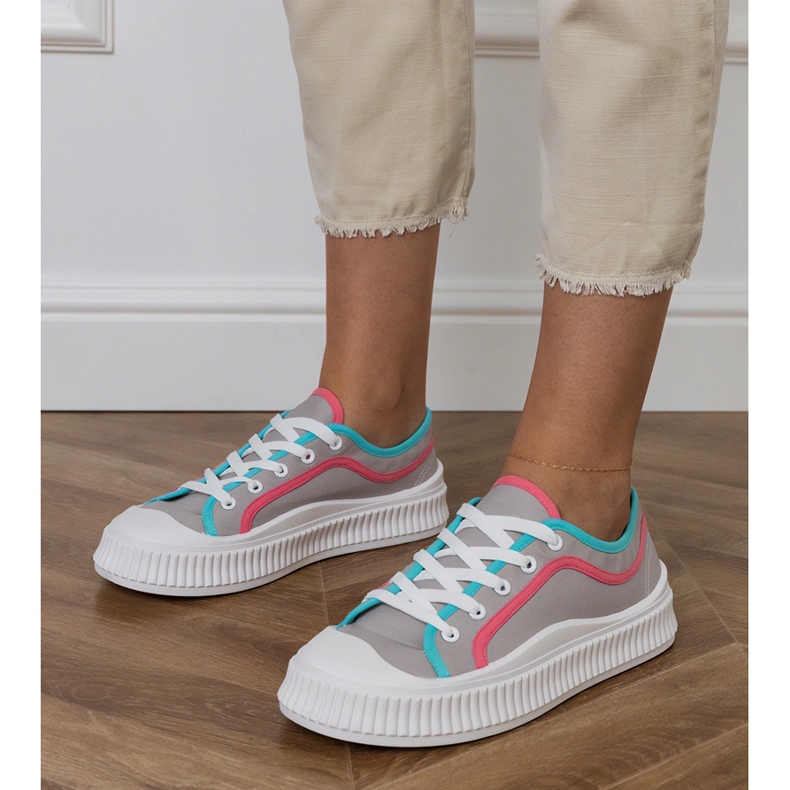 Adidași pentru femei gri pe platformă 1