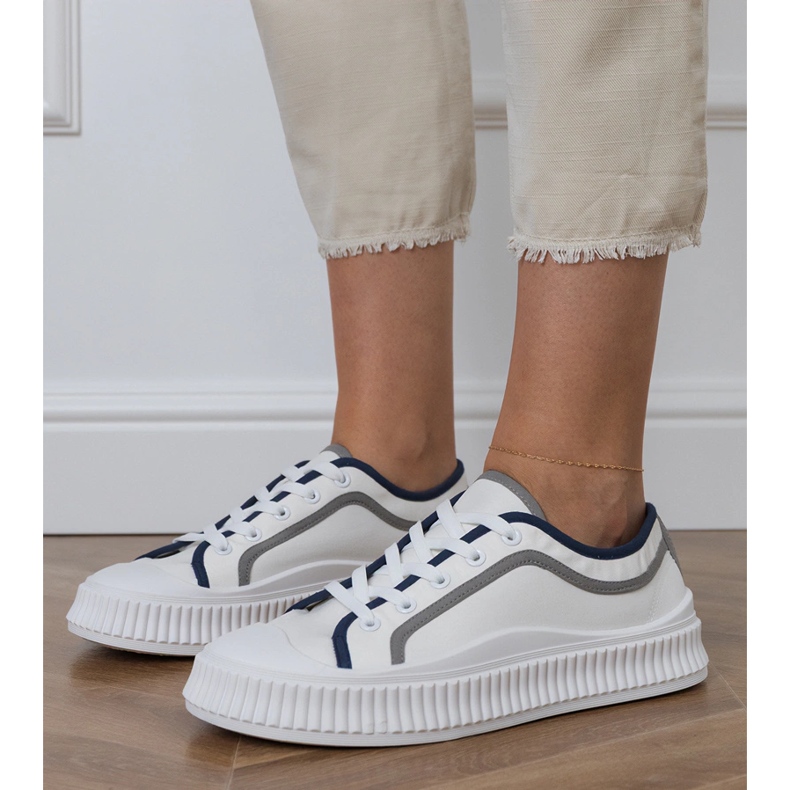 Tenisi albi de dama pe platforma 2