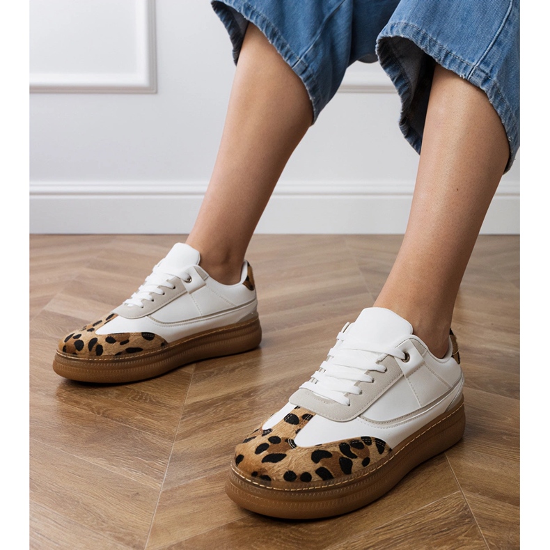 Adidași albi cu un accesoriu leopard 1