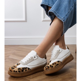Adidași albi cu un accesoriu leopard 2