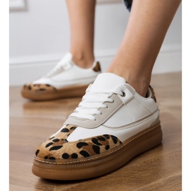Adidași albi cu un accesoriu leopard 3