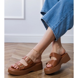 Flip -flip -flops cu cleme pe dungi maro 1