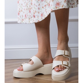 Flip -flops alb cu dungi 4