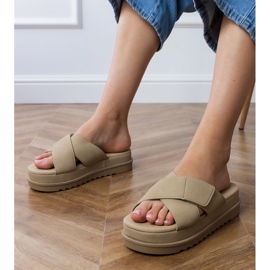 Flip -flip -flops cu dungi pe platformă maro 1