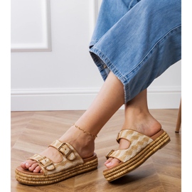 Clapele bej cu cleme pe dungi 2 Clapele bej cu cleme pe dungi 2