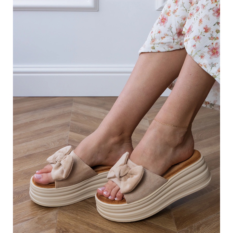 Flip -flop -uri maro pe platformă cu un arc 2 Flip -flop -uri maro pe platformă cu un arc 2