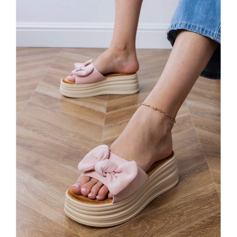 Papuci roz pe platforma cu fundita 2