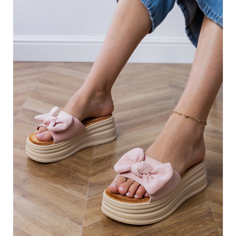 Papuci roz pe platforma cu fundita 1