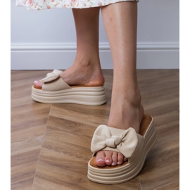 Beige flip -flops pe platformă cu un arc bej 3