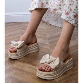 Beige flip -flops pe platformă cu un arc bej 1