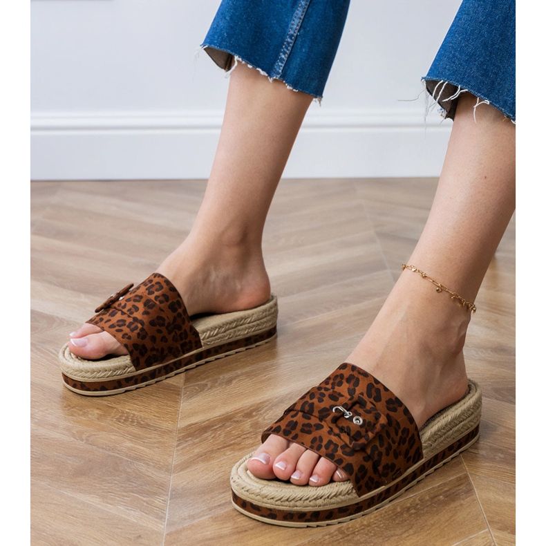 Leopard flip -flops pe platformă cu o cataramă decorativă maro 1