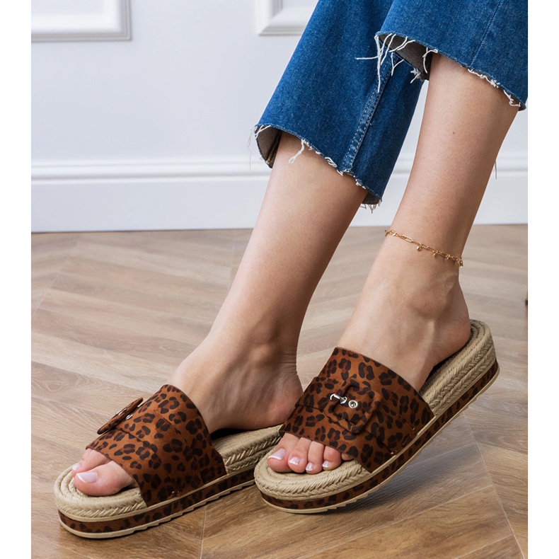 Leopard flip -flops pe platformă cu o cataramă decorativă maro 2