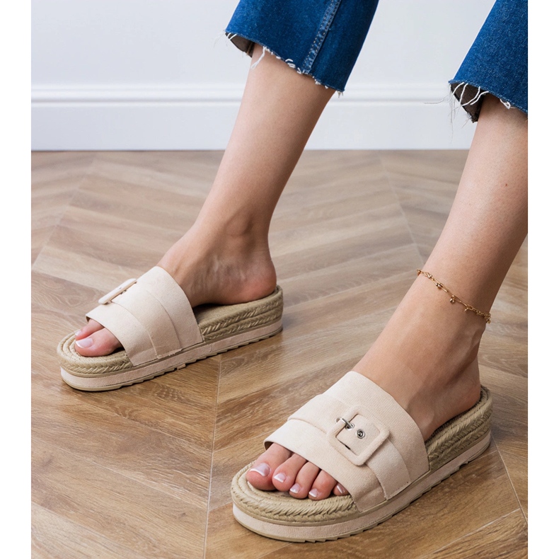 Flaps bej pe platformă cu o cataramă decorativă 1