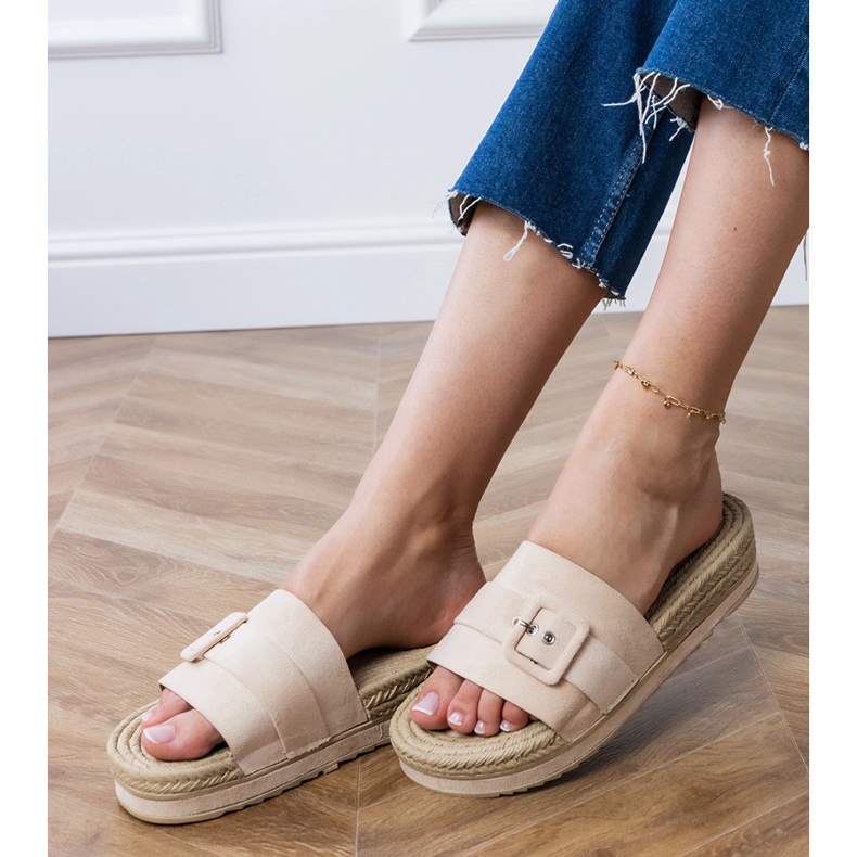 Flaps bej pe platformă cu o cataramă decorativă 2