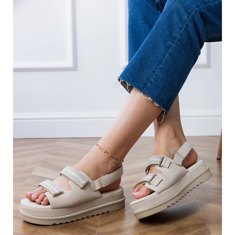 Sandale bej cu dungi brodate pe platformă 2