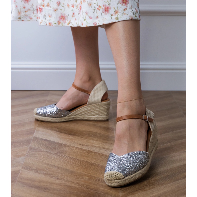 Sandale de brocart argintiu pe pană 1