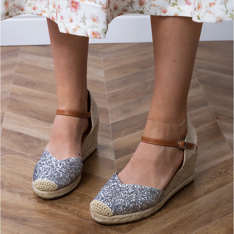 Sandale de brocart argintiu pe pană 2