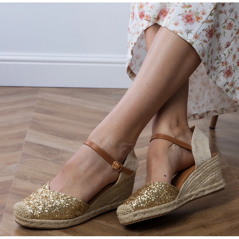 Sandale de brocart auriu pe o pană de aur 1