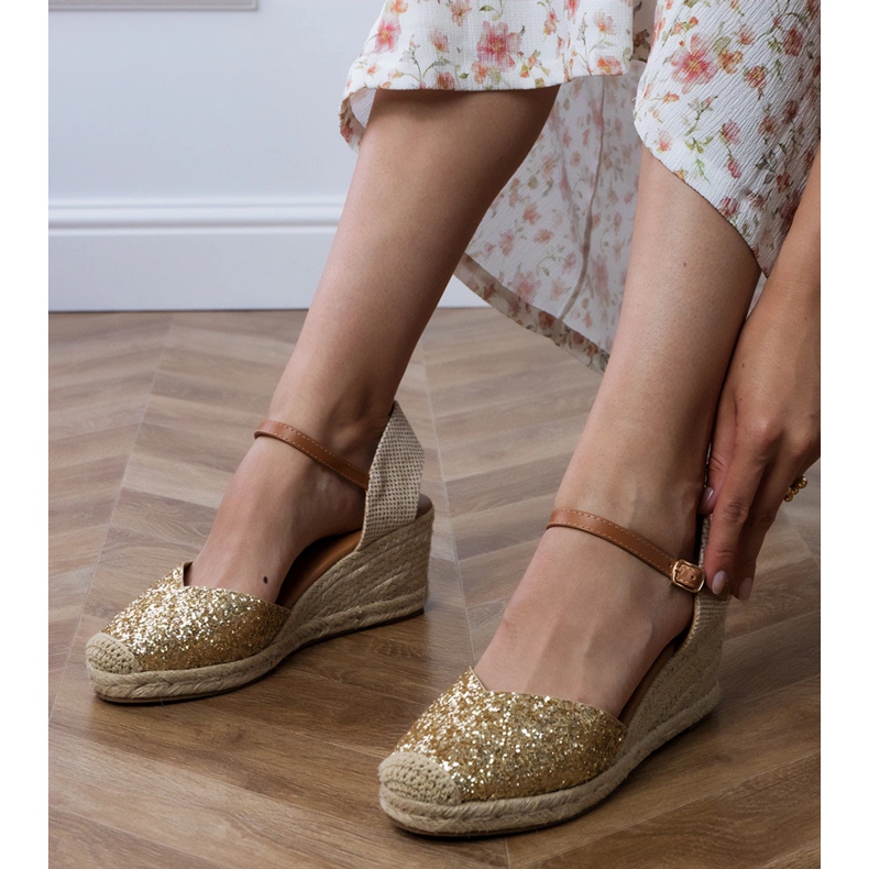 Sandale de brocart auriu pe o pană de aur 2