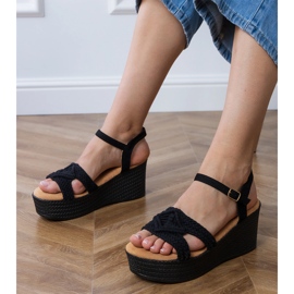 Sandale negre pe platformă cu o curea legată negru 1