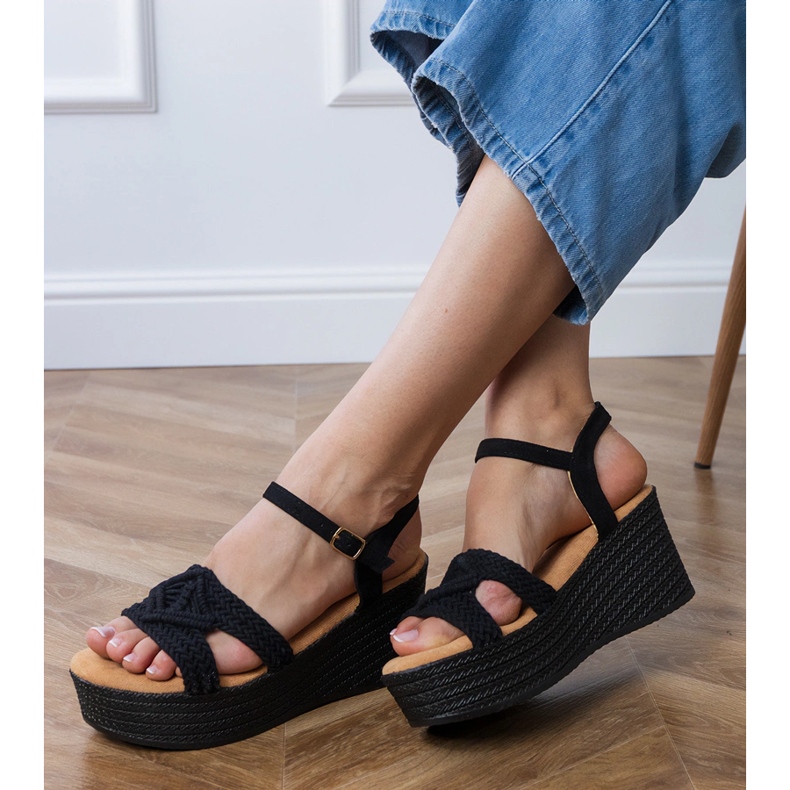 Sandale negre pe platformă cu o curea legată negru 2