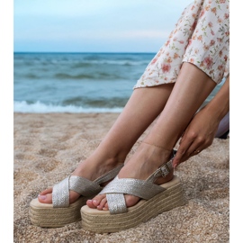 Sandale de argint espadrille pe o platformă cu dungi 3