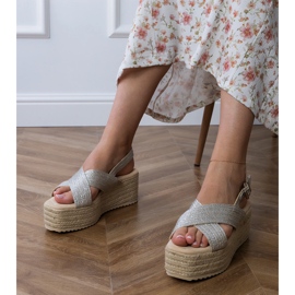 Sandale de argint espadrille pe o platformă cu dungi 1