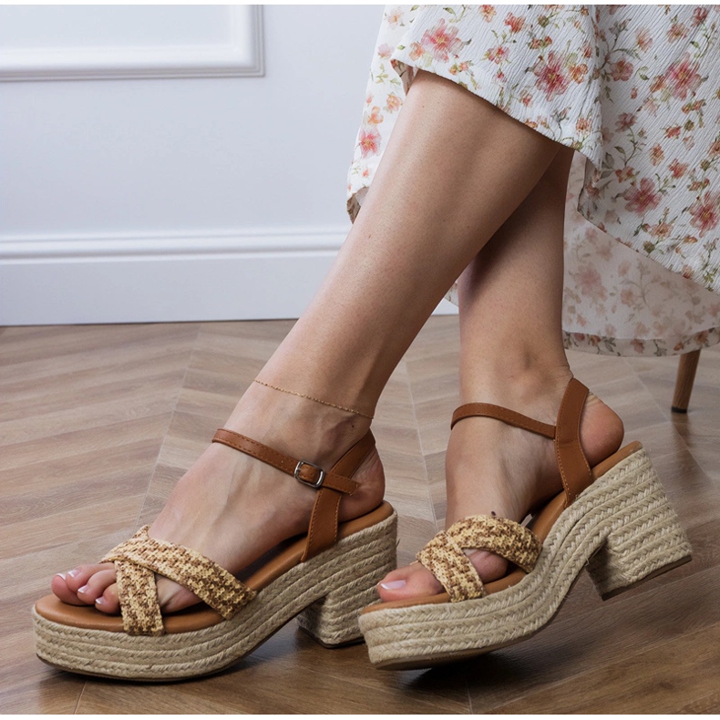 Sandale maro trasate pe post 1