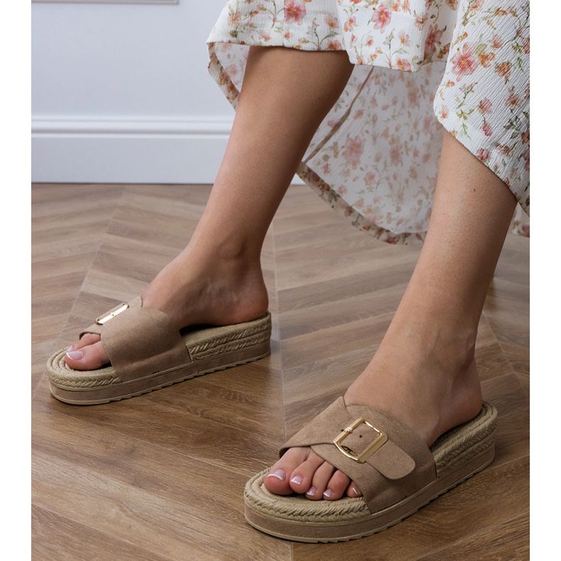 Flip -flops pe platformă cu o cataramă pe curea maro 1