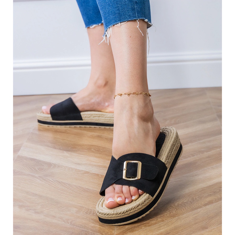 Flip -uri negre pe platformă cu o cataramă pe curea negru 2